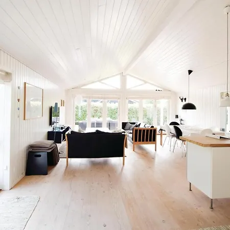 Three-bedroom Holiday In Juelsminde *