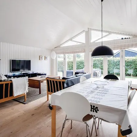 Three-bedroom Holiday In Juelsminde *