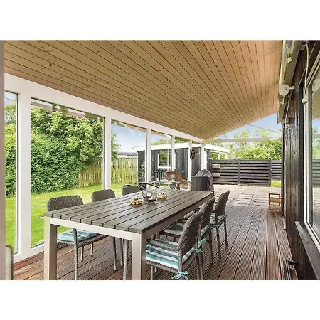 Three-bedroom Holiday In Juelsminde